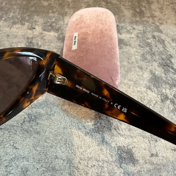 miu miu geometric tortoise sunglasses from SS24 - Picture 5 of 7